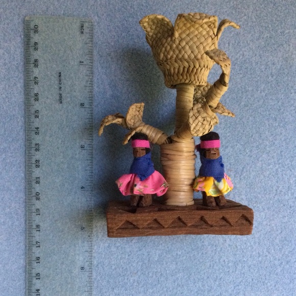 Vintage Tarahumara Hand Woven Yucca Flower with Wooden Figurines -Made in Mexico - Picture 5 of 11